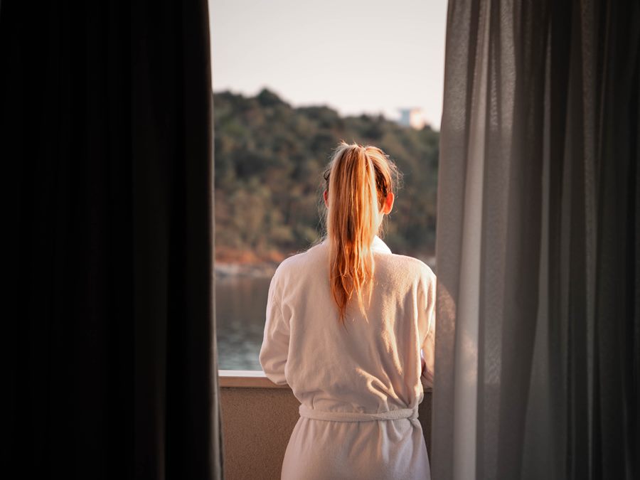 Jutro v hotelski sobi z razgledom