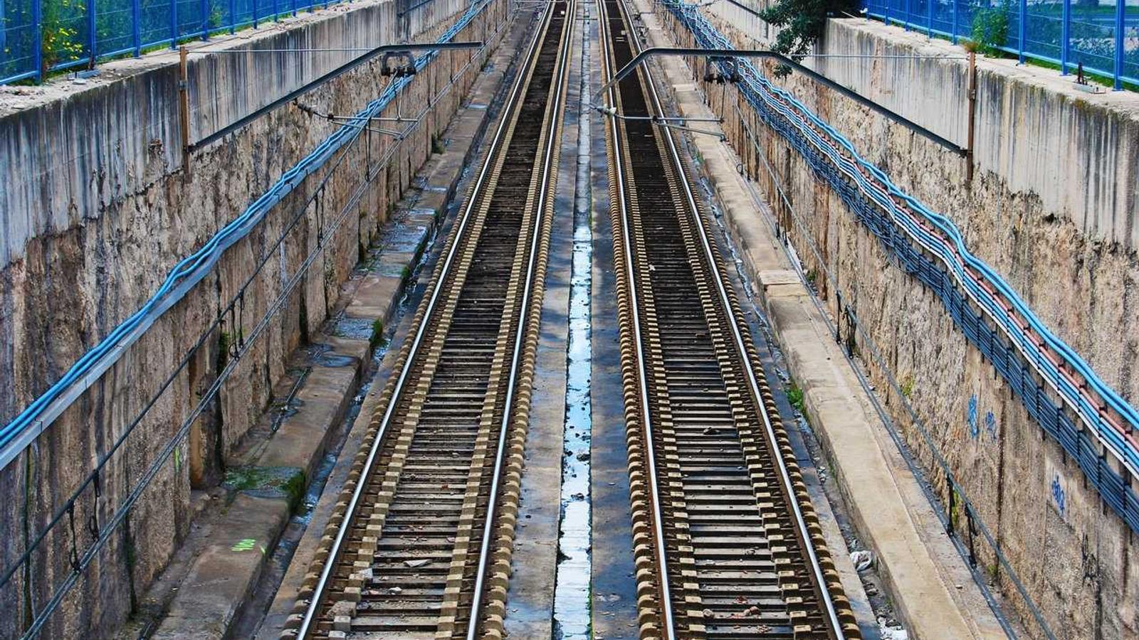 Avtomobil s strešnim kovčkom